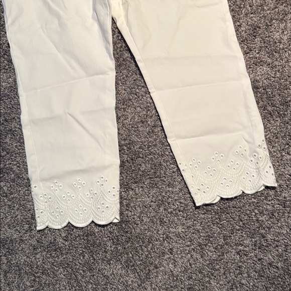 Chicos Brigitte Embroidered Eyelets Slim Cropped Pants Pull on 12R - Picture 2 of 9